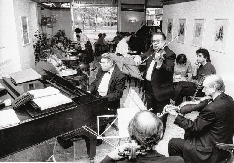 Caféhausmusik mit alten Café Lauterbach in der Bahnhofstraße mit Karl Esbach und seinen Musikern, Foto: Erich Schutt