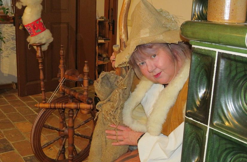 Knüppel aus dem Sack, Feenzauber und Dornröschenschlaf - die Mitarbeiter der Krabatmühle, so wie hier Undine Kotow, lassen das Mitmachtheater zu etwas Besonderem werden.