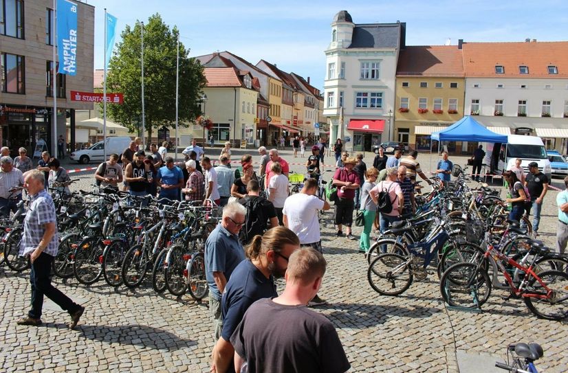 Die Versteigerung von Fundfahrrädern lockt regelmäßig viele Interessierte auf den Senftenberger Markt.