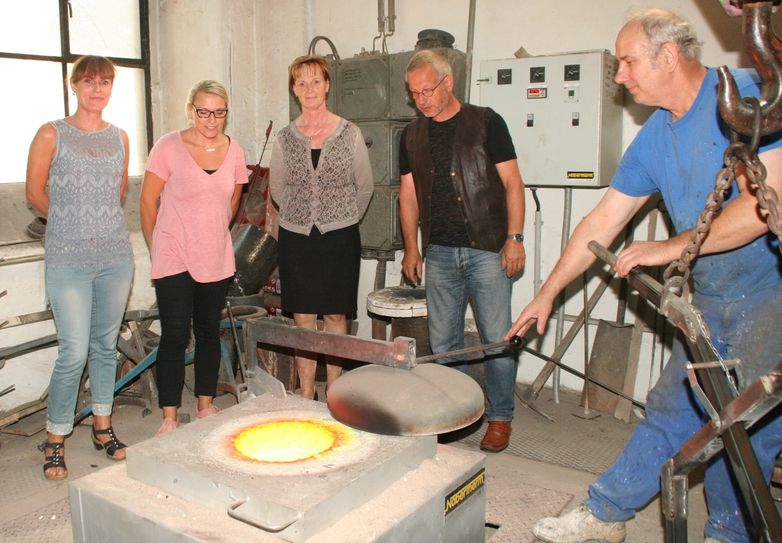 Amtsdirektorin Petra Krautz, Bürgermeisterin Ira Frackmann und Tourismuschefin Nicole Schlenger schauten Wachsformer Harry Bartzsch über die Schulter. Foto: Amt Burg