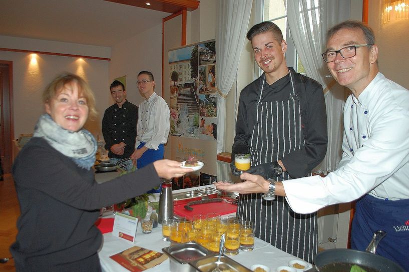 Karsten und Philipp Haufe (v.re.) haben auch Judith Fichtner von ihrer ausgefallenen Kreation überzeugt.