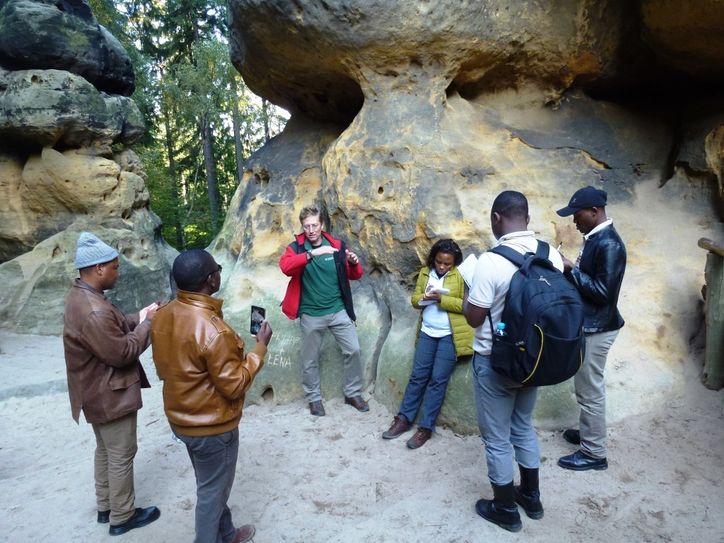 Der geologische Aufbau der Sandsteinfelsen, ihre Empfindlichkeit und das Wegesystem im Nationalpark waren von großem Interesse für fünf Ranger aus dem Banhine Nationalpark in Mosambik.  Foto: Bornholdt/Archiv NPV