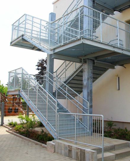 Neue Fluchttreppe an der Kita Sonnenkäfer ist in Betrieb.