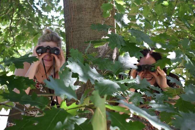 Sie haben ihr Ziel schon im Blick. WochenKurier-Volontärinnen Maria und Anni auf Schatzsuche in der Region. Fotos: crb/mlh