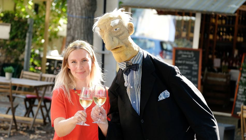 Die Jessener Weinprinzessin Theresa Zwicker und Herr Bösewetter stoßen auf den diesjährigen Weinherbst an. Foto: Claudia Hübschmann