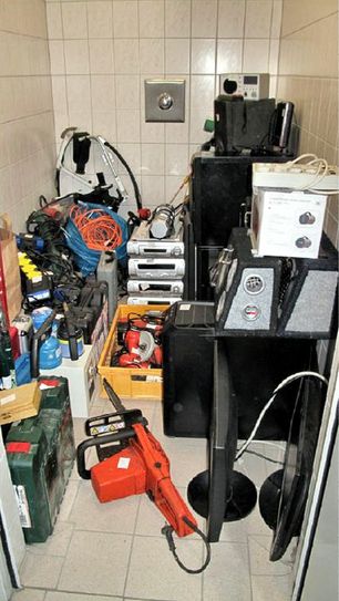 Wer hier Gegenstände erkennt, die sein Eigen waren oder weiß, wer der rechtmäßige Eigentümer ist, wird gebeten, sich an die Polizei zu wenden. Foto: Polizei