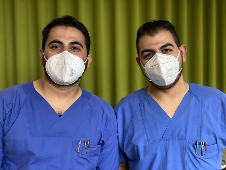 Mohamad Ashiti und Mohammed Alasaad sind jetzt Gesundheits- und Krankenpfleger in der Intensivmedizin des CTK. Foto: © Carl-Thiem-Klinikum Cottbus
