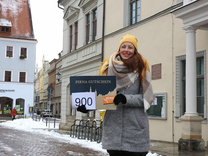 Vicky Leuschke hat den 900. »Pirna-Gutschein« ergattert. Foto: R. Rink