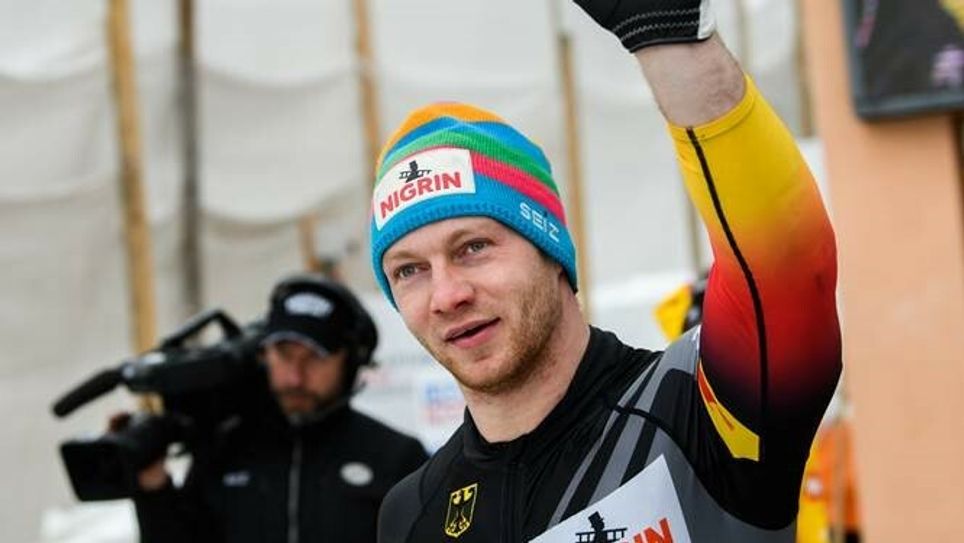 Francesco »Franz« Friedrich in gewohnter Siegerpose.  Im Eiskanal bricht der Pirnaer alle Rekorde und freut sich schon auf die Heim-WM in Altenberg.        Foto: Bock-Group