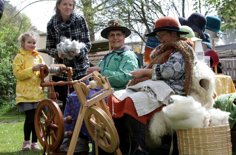 Die kleine Bianca und Anne Krahl aus Pirna besuchen die Spinnfrauen Karin Körner (Porschdorf) und Beate Brudek (Halbestadt).