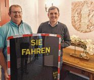 Stadtrat Enrico Scholtka (l.) und Bürgermeister Jörg Jeromin mit einer neuen Geschwindigkeitsanzeige zum Schutz der Kinder auf den Schulwegen.