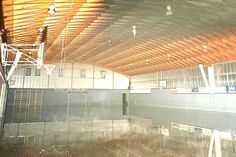 Die Decke der Sporthalle wurde stark beschädigt.