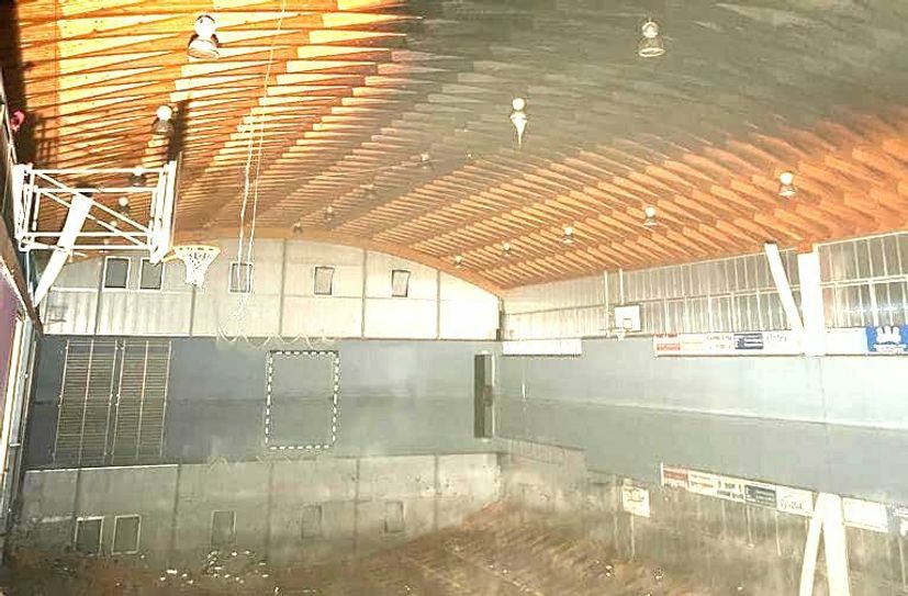 Die Decke der Sporthalle wurde stark beschädigt.