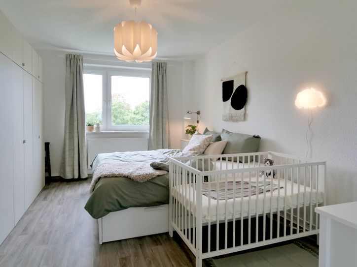 So könnte ein schick eingerichtetes Schlafzimmer in einer Wohnung im Plattenbau aussehen.