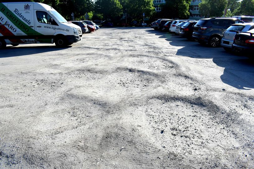 Auf dem Schützenplatz haben sich mit der Zeit tiefe Schlaglöcher gebildet.