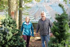 Sabine Handrich und André Kunath stehen in der Kulisse des Stücks »Drei Männer im Schnee« der Naturbühne Reichenau.Foto: Matthias Stark