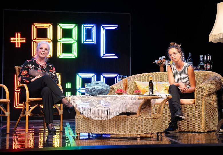 Die Gastgeberinnen beim Talk-Format "Lampenfieber live!": (links) Corinna Jarosch und (rechts) Franziska Benack
