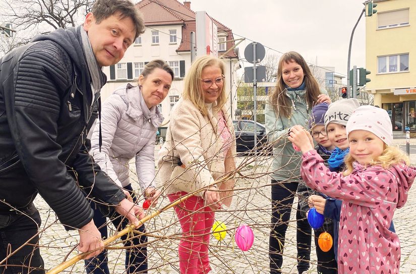 Die Kinder der Spitzgrundspatzen sowie Leiterin Ines Lieske schmückten gemeinsam mit Bürgermeisterin Friederike Trommer, der Leiterin des Fachgebietes Schulen/Kitas/Jugend, Carolin Hanns sowie dem Leiter des Ordnungswesens, Olaf Lier, die Birkenbäumchen.