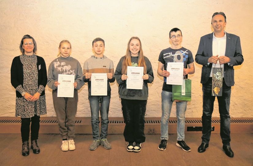 Die Sieger: Lina Schmidt, Ruben Schuster, Vanessa Kunze und Levi Nitzsche (2. bis 5. v.l.) gehörten zu den Siegern des Wettbewerbs. Glückwünsche kamen von Fachberaterin Grit Dettloff (l.) und Riesas Oberbürgermeister Marco Müller (r.).