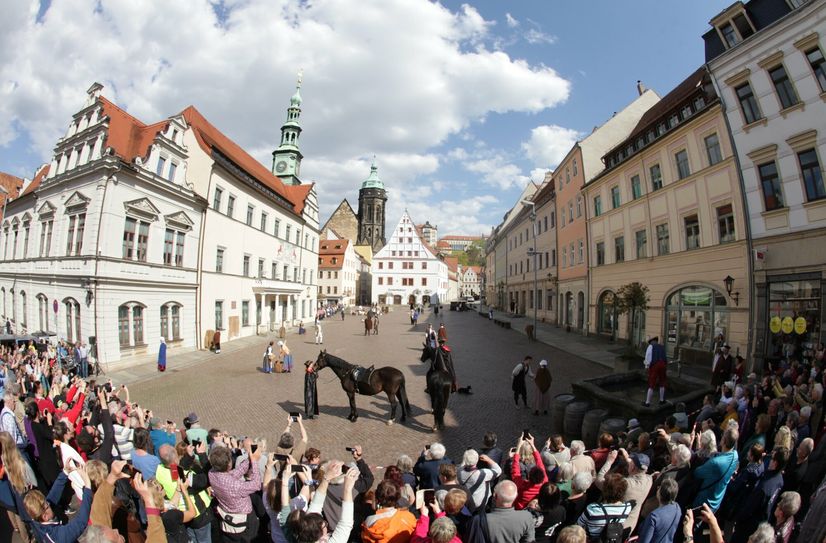 Blick auf das Canalettobild, das am 21. April 2023 auf dem Pirnaer Markt nachgestellt wurde.