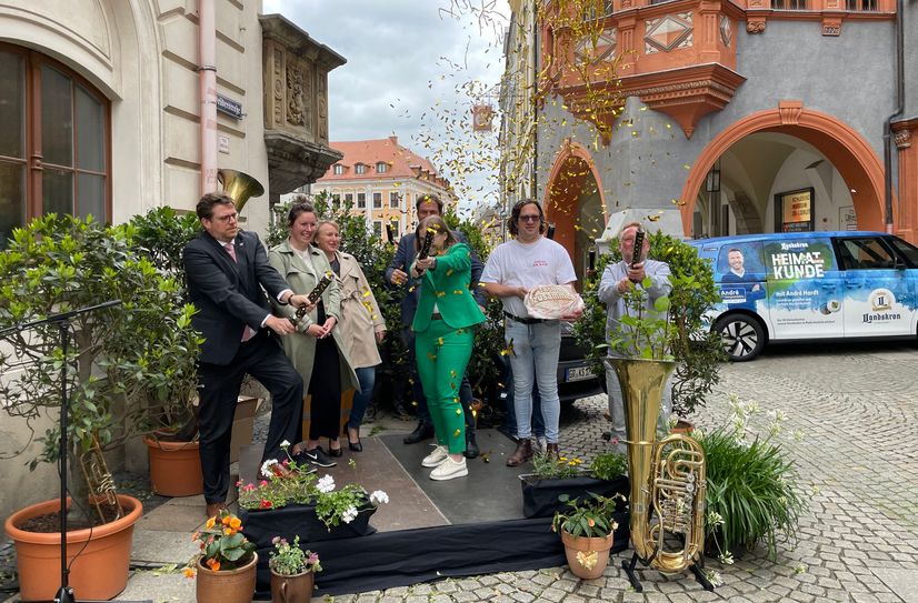Passend zur Rückkehr des Feuerwerks wurde bei der Vorstellung des Programms des Altstadtfests auch ein »Feuerwerk« gezündet, wenn auch hier noch im Miniformat als Goldregen-Konfetti.
