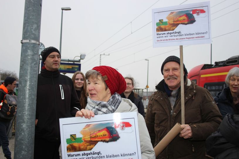 Nicht wenige Kundgebungsteilnehmer, einige auch aus den betroffenen sächsischen Nachbargemeinden Arzberg und Beilrode, kamen demonstrativ mit der s4 nach Falkenberg.