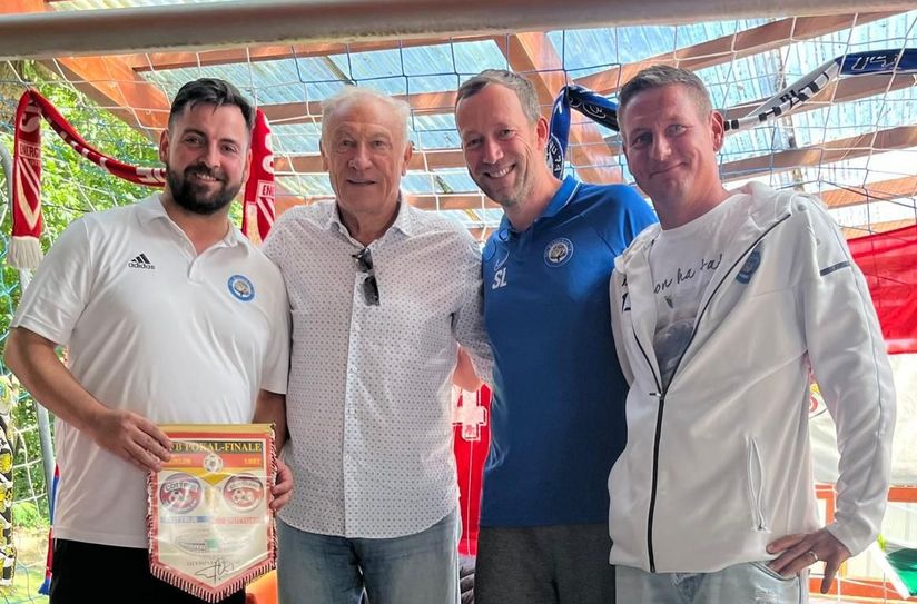 Ede Geyer (2.v.l.) zu Gast bei den Kolochauer Fußballern.