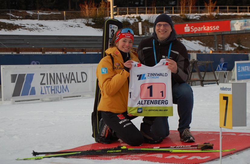 Lokalmatadorin und Junioren-Weltmeisterin Alma Siegismund (li.) bei der Präsentation des Sponsors Zinnwald Lithium GmbH mit Geschäfstführer Marko Uhlig.