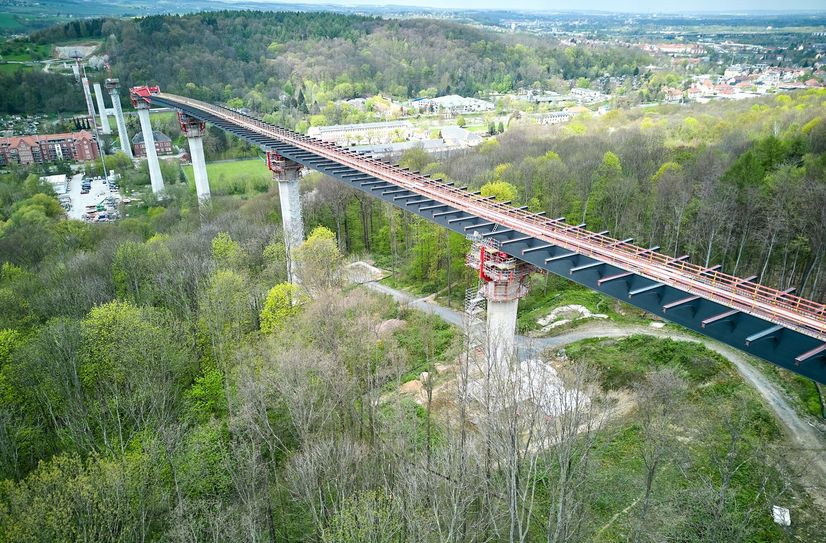 Langsam aber sicher schiebt sich die neue Brücke immer weiter über das Gottleubatal.