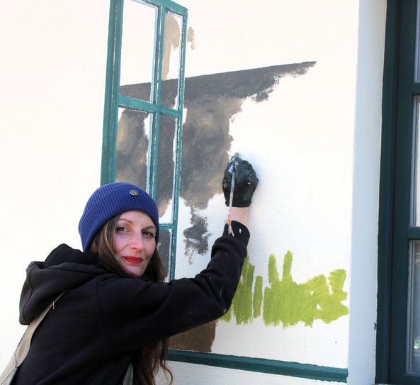 Stephanie Mai beim Beginn der Wandbemalung am Brauhaus über die Geschichte von Abraham Koßwig.
Foto: Jürgen Weser