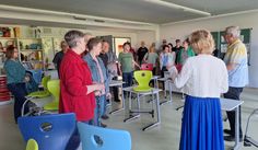 Ein Blick in die neuen Klassenräume des Schulneubaus der Regenbogen-Grundschule - auch das war Teil des Stadtteilspaziergangs. Im Quartier leben viele Senftenberger, die hier vor Jahrzehnten ihre Zuckertüte bekommen haben. Umso größer war der Wow-Effekt beim Anblick der hellen, freundlichen und lichtdurchfluteten Räume.