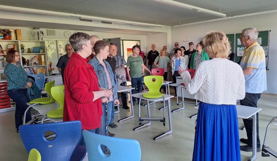 Ein Blick in die neuen Klassenräume des Schulneubaus der Regenbogen-Grundschule - auch das war Teil des Stadtteilspaziergangs. Im Quartier leben viele Senftenberger, die hier vor Jahrzehnten ihre Zuckertüte bekommen haben. Umso größer war der Wow-Effekt beim Anblick der hellen, freundlichen und lichtdurchfluteten Räume.