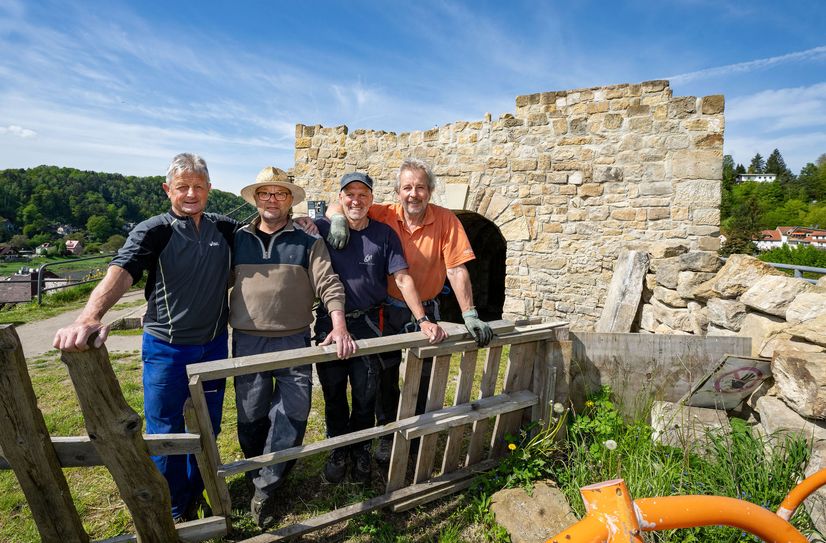 Burgruine und Aussichtplattform werden durch ein rühriges Rentnerteam wieder instandgesetzt: Lothar Weber, Thomas Heimbold, Volkmar Gottlöber und Klaus Tittel (v.l.).