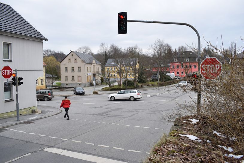 Archivbild.Nach langer Bauzeit kann der Kreuzungsbereich in Steinigtwolmsdorf für die Verkehrsteilnehmer wieder freigegeben werden.