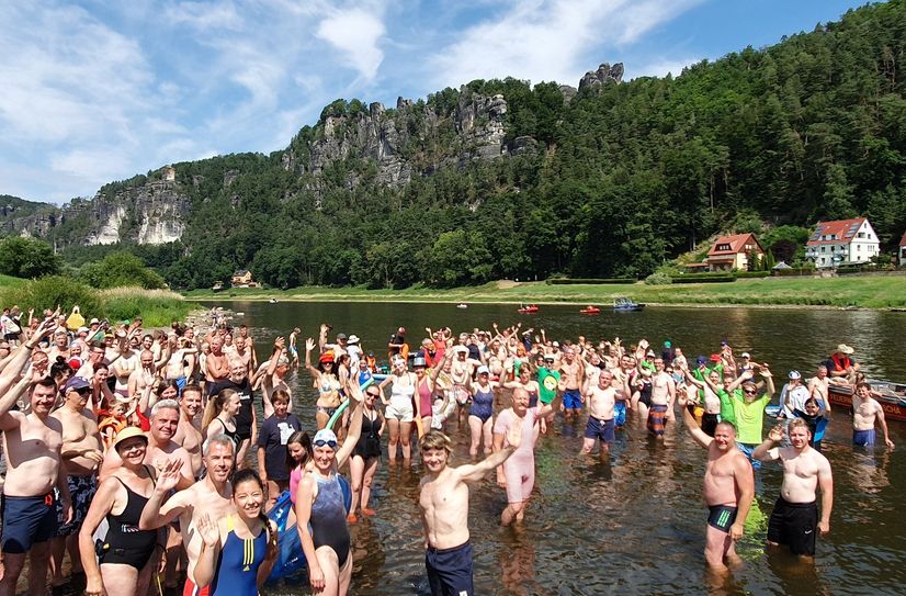 Startschuss zum 25. Elbeschwimmen in Oberrathen im vergangenen Jahr.
