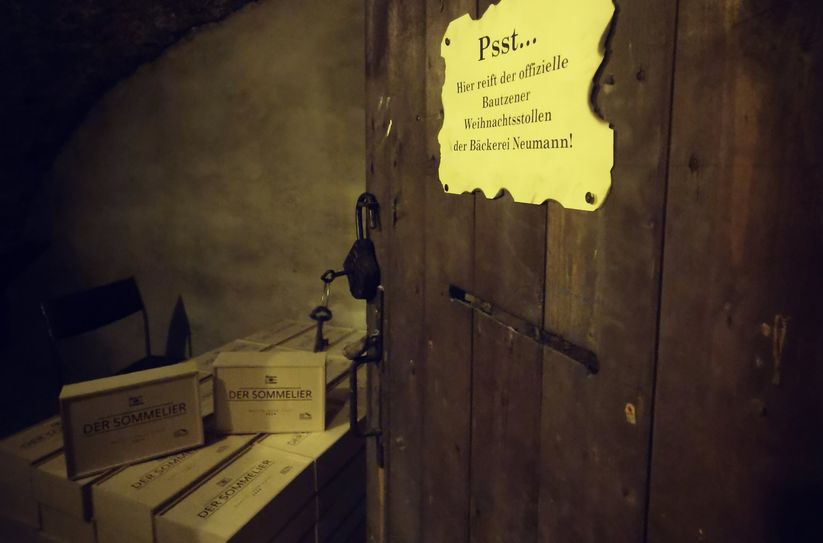 Die beiden Bäckermeister Lutz und Paul Neumann haben einen neuen Christstollen kreiert, der jetzt noch in den Katakomben unter dem Hauptmarkt reift. Eine Kostprobe gibt‘s zum Wenzelsmarkt.