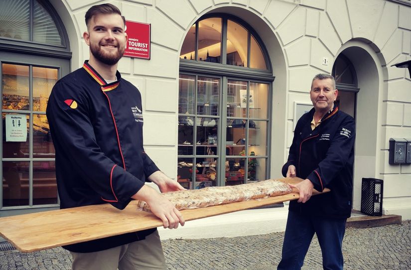 Die beiden Bäckermeister Lutz und Paul Neumann haben einen neuen Christstollen kreiert, der jetzt noch in den Katakomben unter dem Hauptmarkt reift. Eine Kostprobe gibt‘s zum Wenzelsmarkt.
