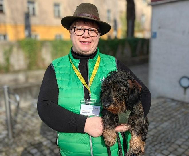 Auch die Begleittouren von »losgedackelt« mit Kati Schmidt locken wieder mit Wanderschuhen, Stetson und Dackeldame »Rosalie«.