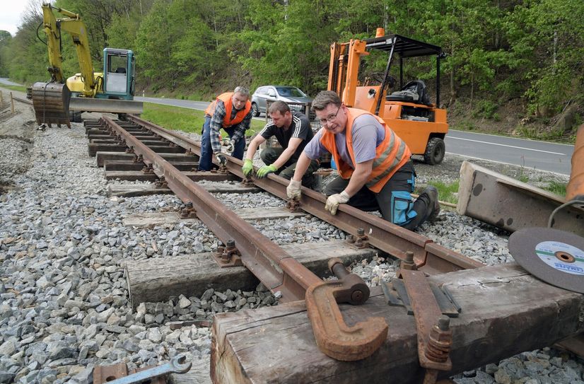 Marko Thoms (44, Koch), Daniel Frommelt (41, Kraftfahrer) und Frank Riemer (49, Fahrdienstleiter) beim Verlegen der Gleise (v.l.n.r.).