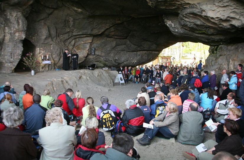 Gottesdienst in der Kuhstallhöhle.