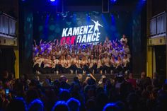 Bei einer Gala-Veranstaltung im Stadttheater lassen sich die Kamenzer Tänzer vom Publikum feiern.