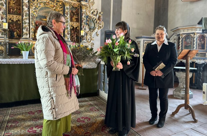 Segen, Dank und Blumen für Gemeindepädagogin Brigitte König (links) von Pfarrerin Sarah Steuer (Mitte) und Angela Wiesner.