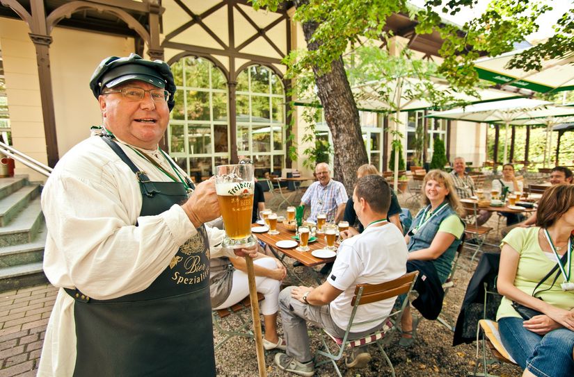 Braumeister Michael wil die Gäste beim Dorffest in Röderau am Sonntag, ab 11 Uhr, besonders unterhalten.
