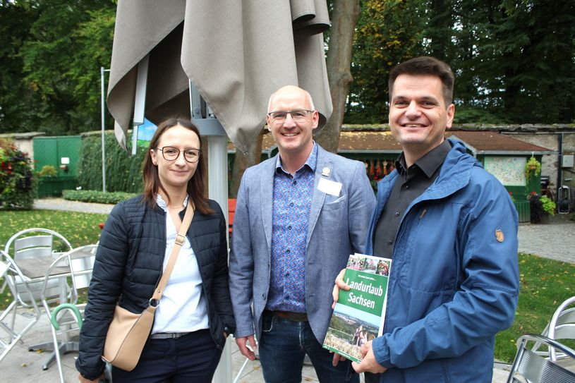 Marko Kliemann (r.) vom Christlich Sozialen Bildungswerk mit Katrin Kubasch und André S. Köhler vom OHTL-Büro im Kommunikationsbereich des Klostergartens in Panschwitz-Kuckau, der mit LEADER-Mitteln gefördert wurde.
