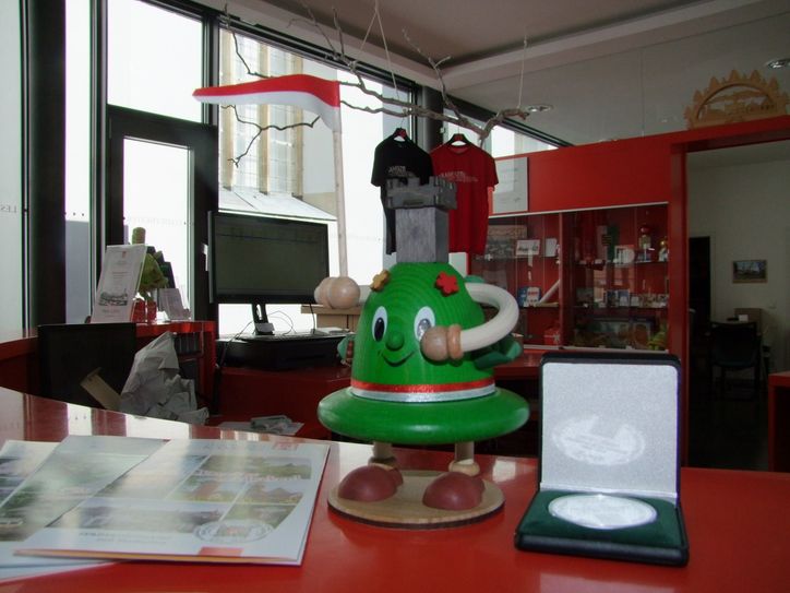 Gefragte Souvenirs: Gedenkmünze und Kamenzer Maskottchen.