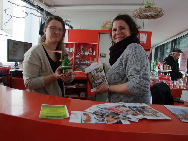 Für Besucher der Stadt sind sie oft erster Anlaufpunkt: Diana Zierenner (l.) und Annemarie Herrmann.
