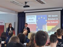 Ministerpräsident Michael Kretschmer im Gespräch mit Jugendlichen.