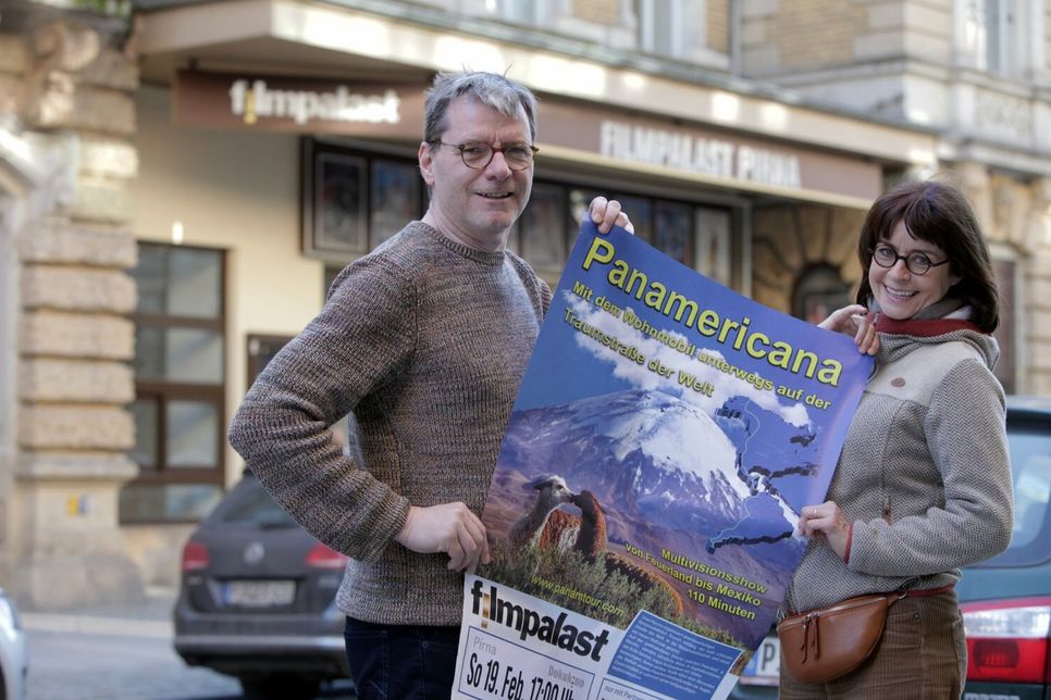 Uwe Hamm und Marion Kolbe mit dem Plakat der Show vor dem Filmpalast Pirna.