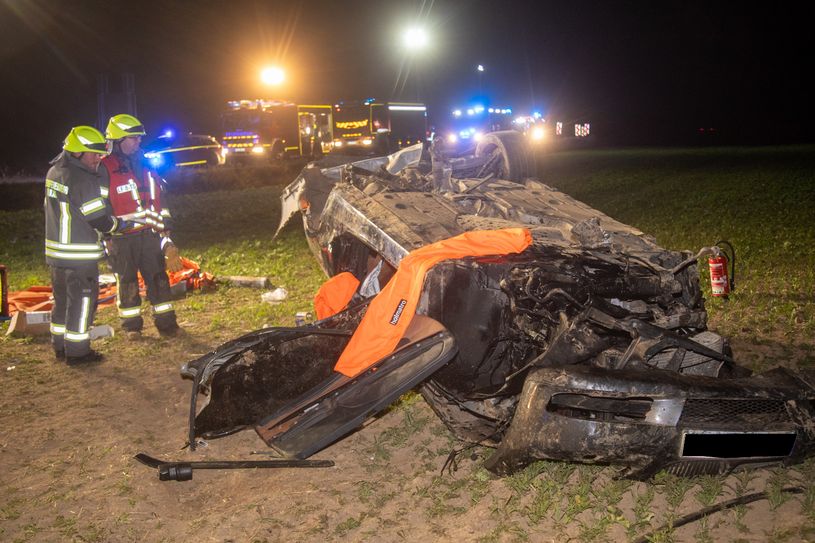 Das Auto wurde bei dem Überschlag schwer beschädigt.