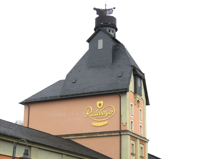 Seit 2022 braut man bei Radeberger auch eine alkoholfreie Variante, den Menschen schmeckt es.